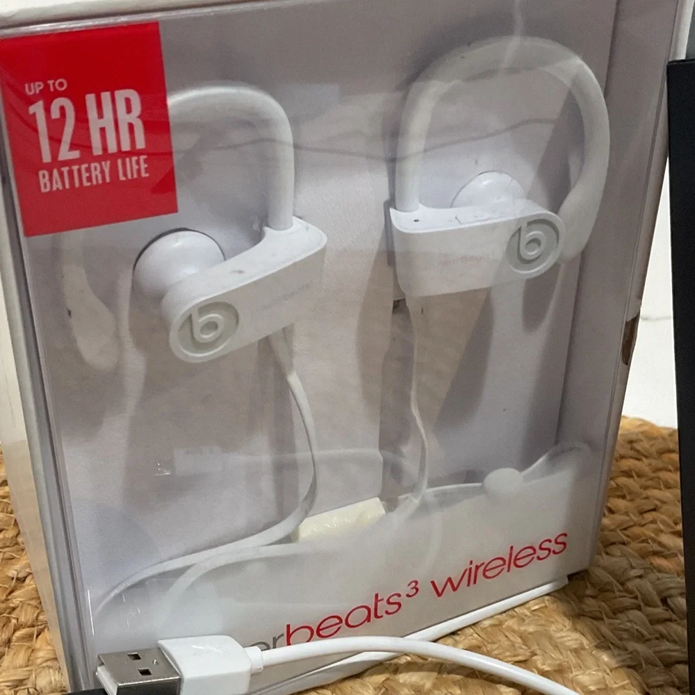 Apple Powerbeats3 Wireless Earphones in White with Carry Case and Accessories